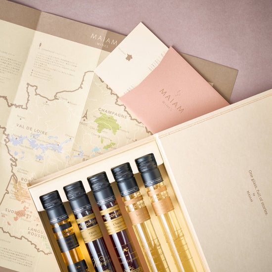 MAIAM エトワール・リュクスの5本セット。箱を開けるとワインが並び、外にはテロワールマップとワインカードが添えられた写真。